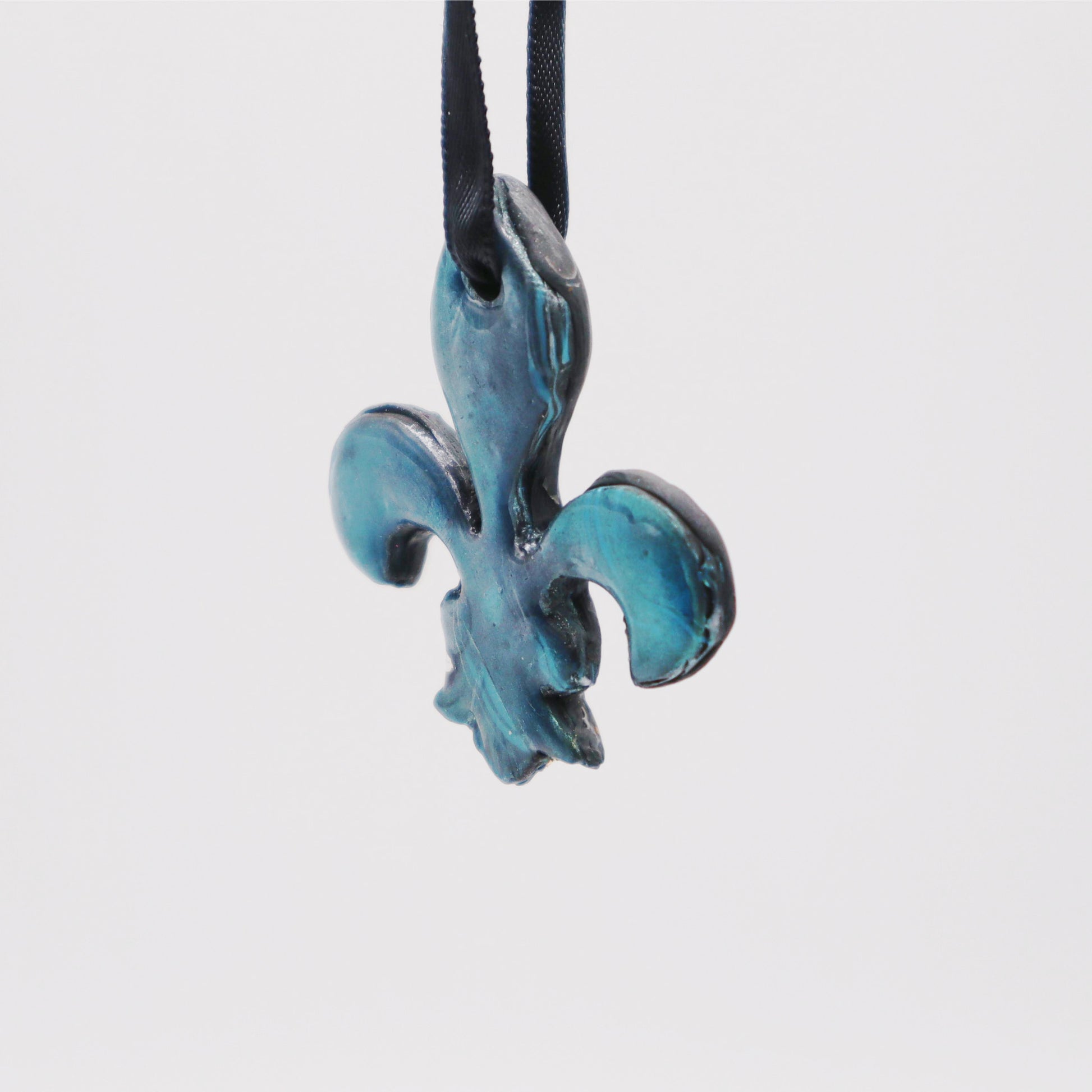 Oceanic Elegance Fleur-de-Lis Pendant - Devil n Dove Online