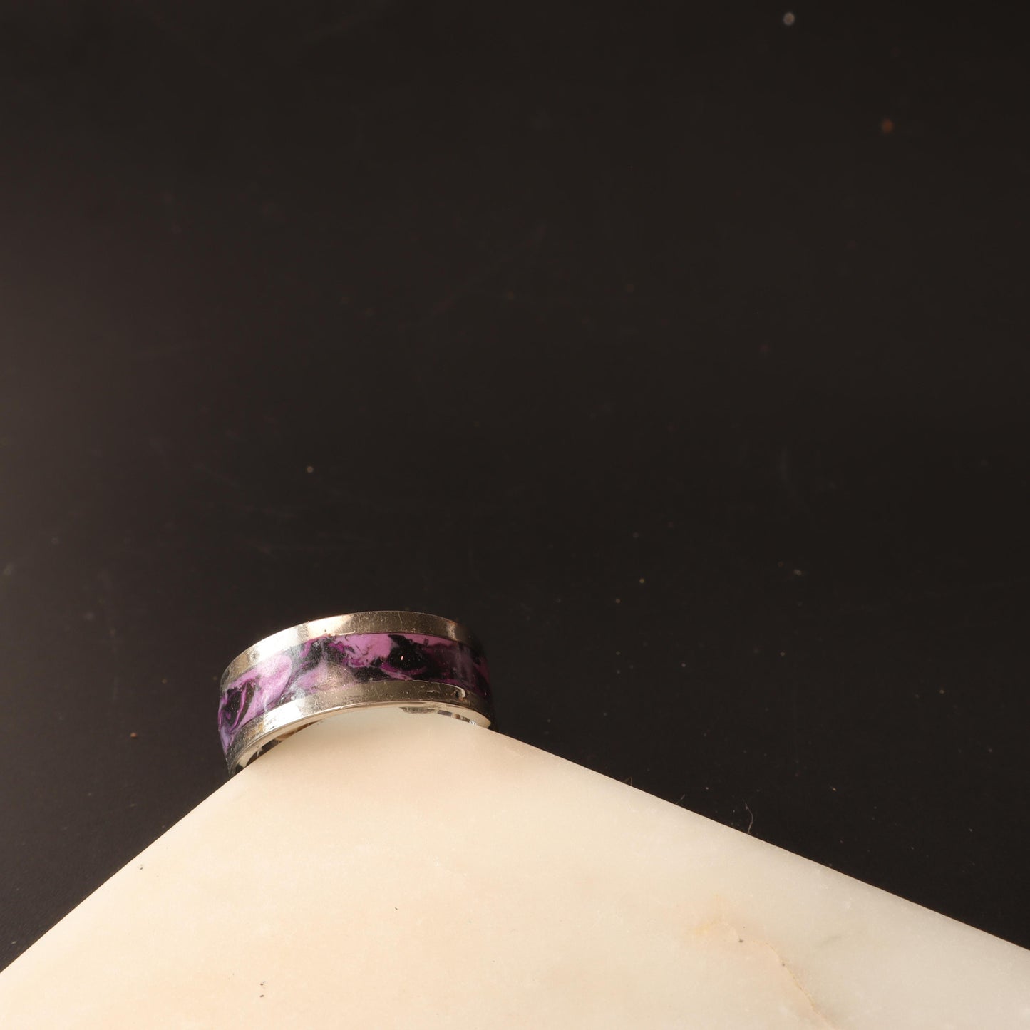 Silver-tone resin ring with a marbled amethyst purple inlay